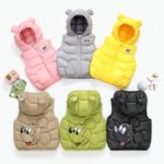 6 piumini senza maniche per bambini colorati, tre davanti e tre dietro.