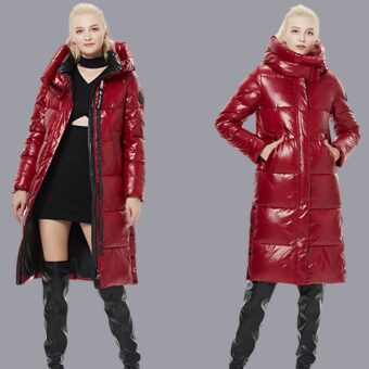 Una giovane donna bionda indossa il cappotto lungo trapuntato da donna in vernice rossa. A sinistra lo indossa aperto, a destra chiuso e con le mani in tasca, su uno sfondo bianco crema.