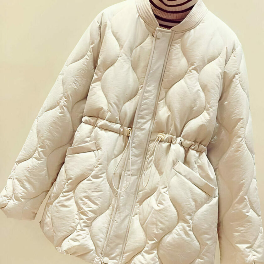 Giacca leggera trapuntata beige da donna.