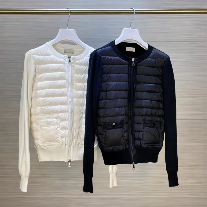 2 piumini leggeri in bianco e nero su un appendiabiti con grucce