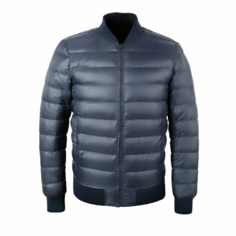 Giacca blu scuro su sfondo bianco.