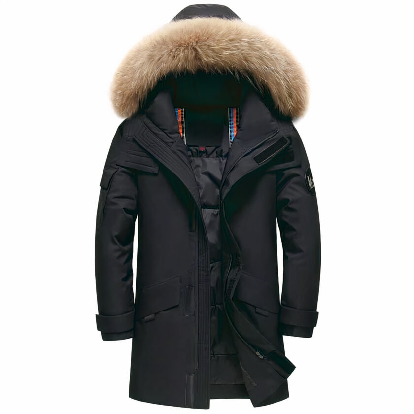 Piumino nero con cappuccio di pelliccia su sfondo bianco.