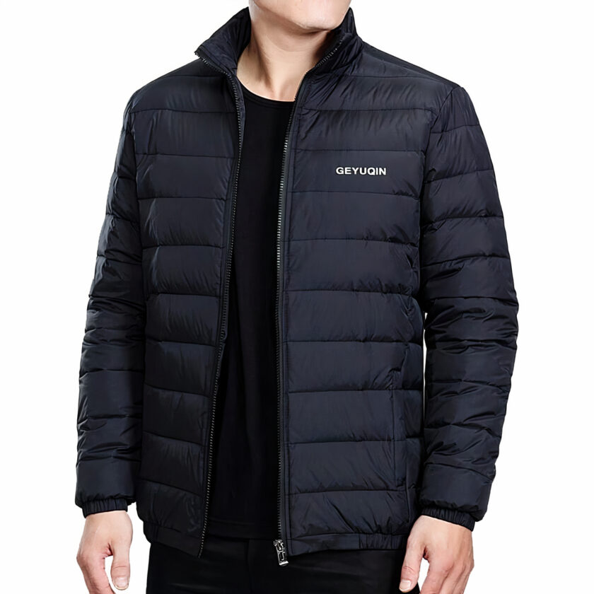 Uomo che indossa un piumino nero su sfondo bianco.