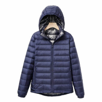 Giacca leggera con cappuccio blu navy su una gruccia