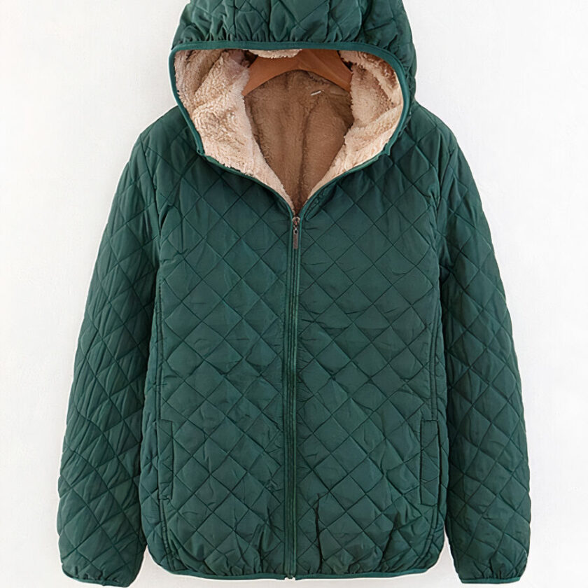 Piumino verde con fodera in pile su sfondo bianco.