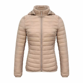 Giacca fine beige su sfondo bianco.
