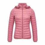 Piumino rosa su sfondo bianco.