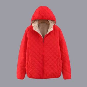 Giacca rossa con cappuccio su sfondo grigio.