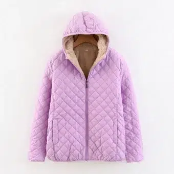 Giacca con cappuccio viola su sfondo bianco.