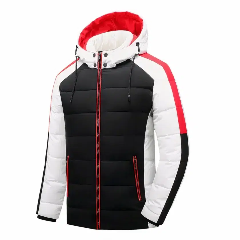 Giacca da calcio tricolore, vista frontale, con colletto e cappuccio su sfondo bianco. Il petto è nero, le maniche sono bianche con una striscia rossa sulle spalle e all'interno del cappuccio.