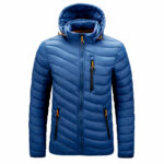 Giacca con cappuccio blu con sfondo bianco.