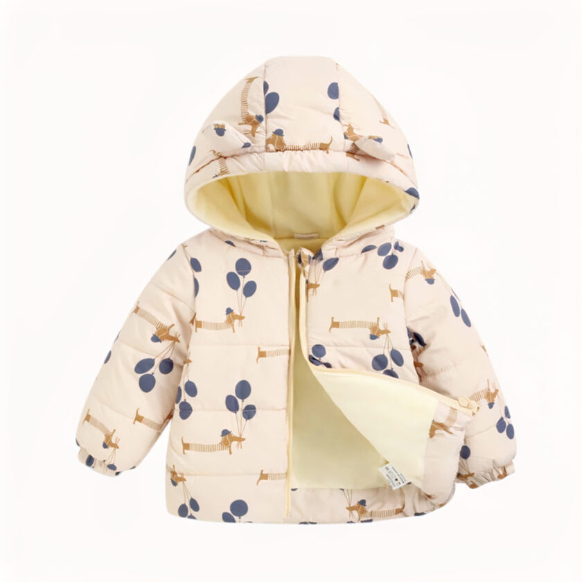 Giacca beige per una bambina con motivi cammello e blu navy. È molto bella e presentata su uno sfondo bianco.