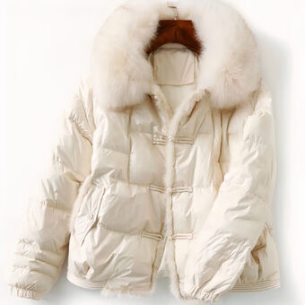 Piumino corto beige con collo di pelliccia, sfondo bianco.