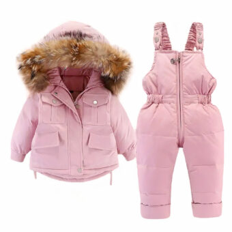 Piumino invernale rosa da bambina su sfondo bianco.