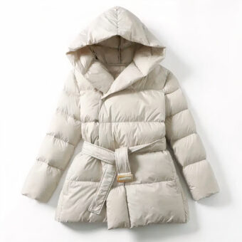 Giacca beige con cintura e cappuccio su sfondo bianco.