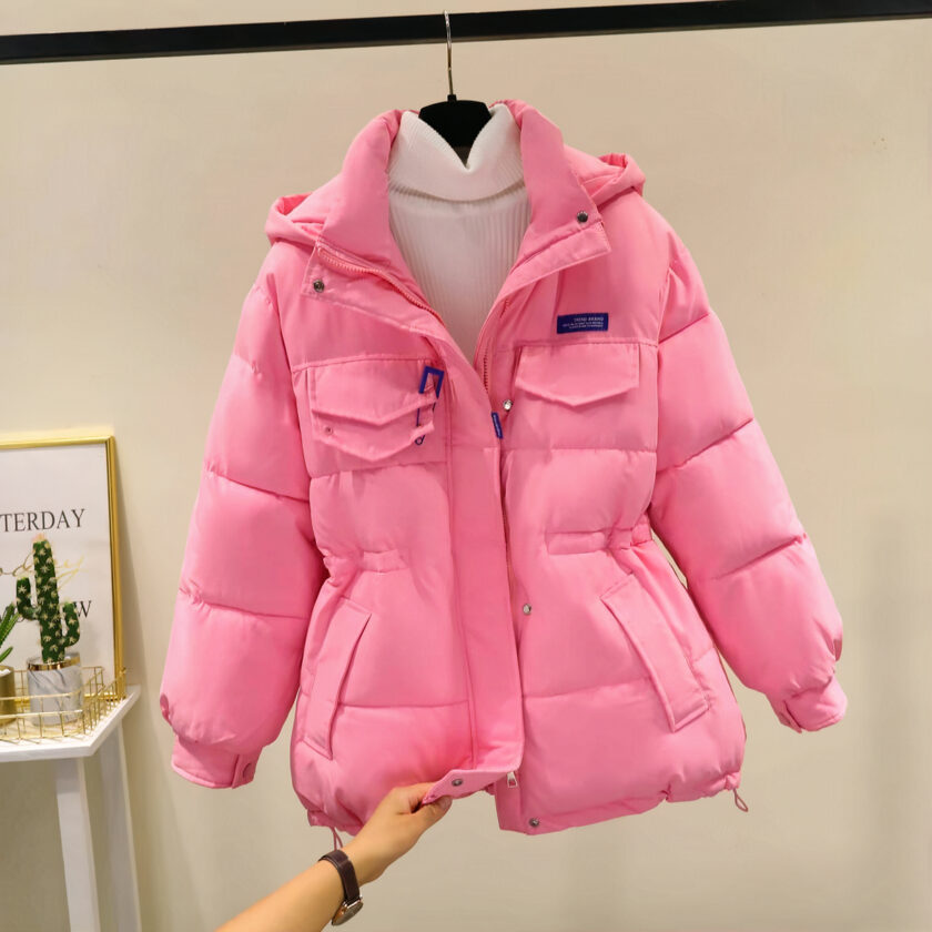 Piumino rosa su una cintura con una mano che tiene il fondo.