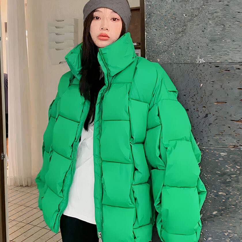 Piumino oversize da donna di colore verde. Di buona qualità e molto confortevole.