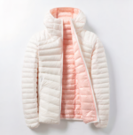 Si tratta di un piumino beige che può essere invertito in rosa chiaro. Il cappuccio è nascosto nel colletto.