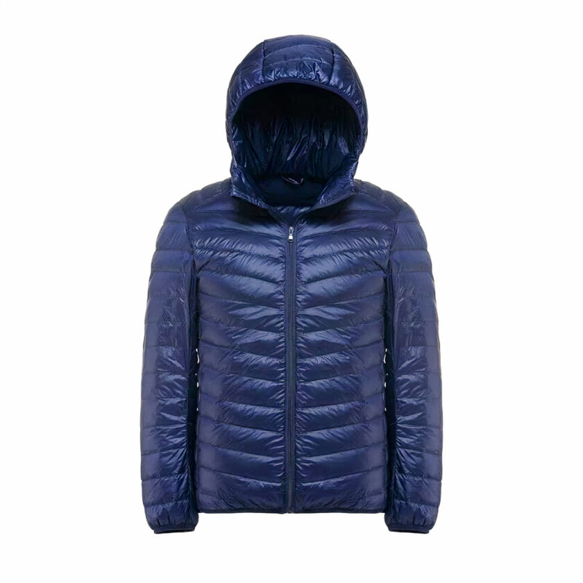 Giacca con cappuccio blu su sfondo bianco.