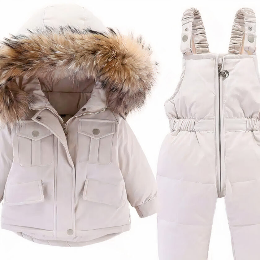 Set di 2 giacche da bambino balnc su sfondo bianco.