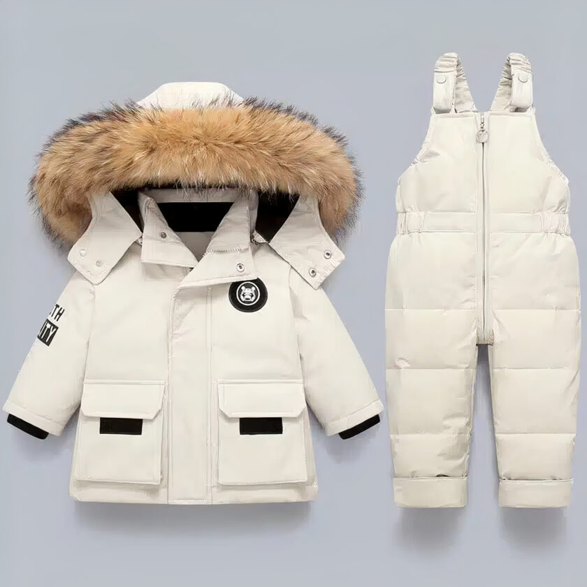 Piumino invernale e cappotto da neve per bambini, in bianco su sfondo grigio.
