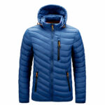 Giacca slim con cappuccio da uomo in blu su sfondo bianco.