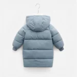 Retro di una giacca blu su una gruccia per bambini