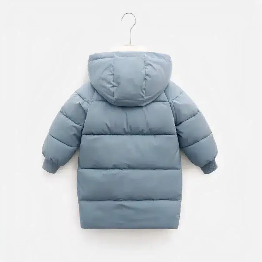 Retro di una giacca blu su una gruccia per bambini