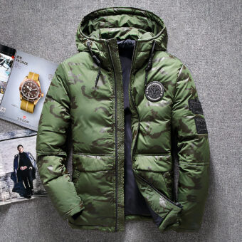 Giacca con cappuccio verde su sfondo grigio.