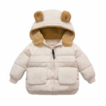 Piumino bianco per bambini su sfondo bianco.