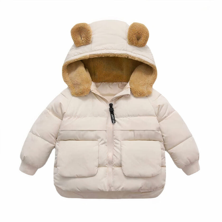 Piumino bianco per bambini su sfondo bianco.