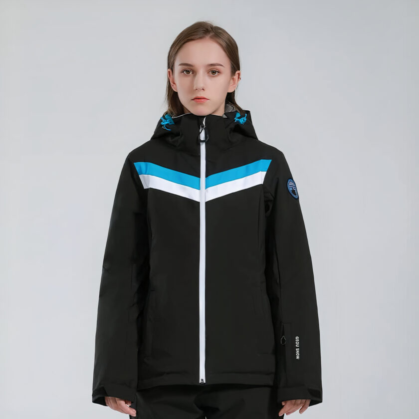 Donna che indossa un piumino nero con linee bianche e blu e una zip bianca