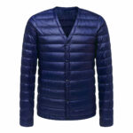 Giacca trapuntata blu con scollo a V, sfondo bianco.