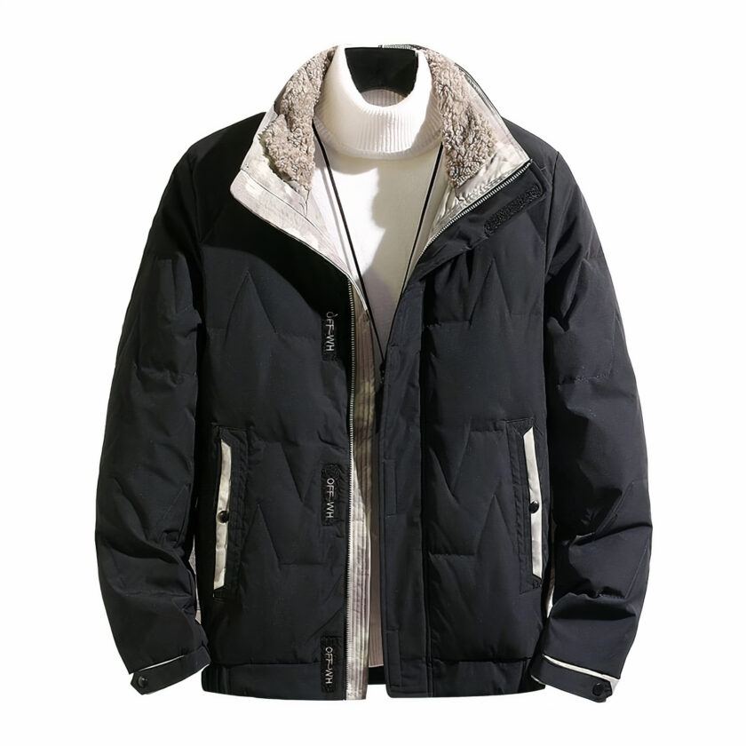 Giacca a collo alto in bianco e nero su sfondo bianco