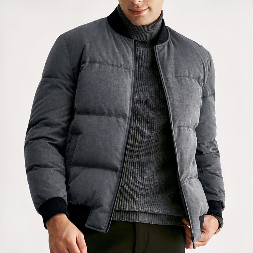 Uomo che indossa un piumino grigio, sfondo bianco.