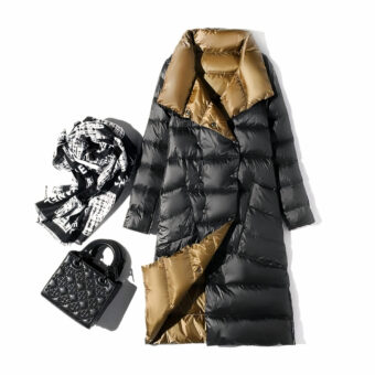 Piumino lungo, leggero e reversibile da donna in nero e oro con borsa e sciarpa.