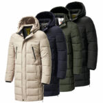 4 piumini lunghi beige, blu kaki e neri sovrapposti in diagonale su sfondo bianco. Sono trapuntati con cappuccio, 2 tasche laterali e due tasche con zip in nero sul petto.