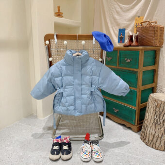 Giacca imbottita blu per bambini.