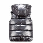 Retro di un piumino nero senza maniche su sfondo nero.