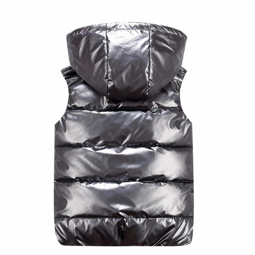 Retro di un piumino nero senza maniche su sfondo nero.