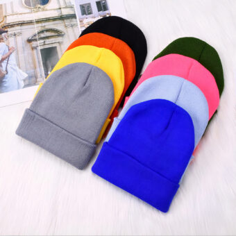 cappelli colorati su un tavolo, con una foto