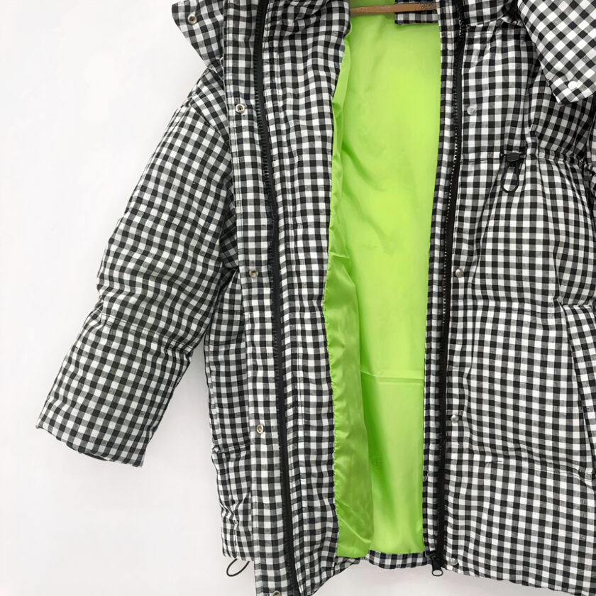 Giacca da donna a quadri bianchi e neri con cappuccio. Di buona qualità e molto confortevole.