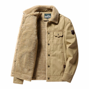 Giacca beige semiaperta su sfondo bianco