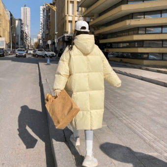 Piumino lungo giallo da donna. Di buona qualità e molto confortevole.