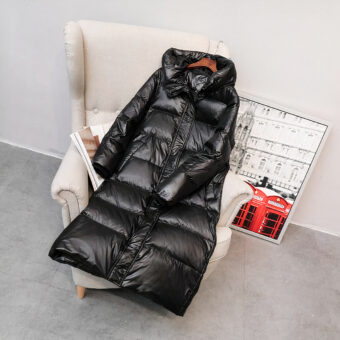 Donna sottile di media lunghezza alto collare caldo nero Comforter piatto su una sedia