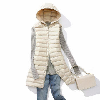 Raffinata giacca lunga beige senza maniche con cappuccio presentata piatta su sfondo bianco con tutti gli accessori per un outfit completo