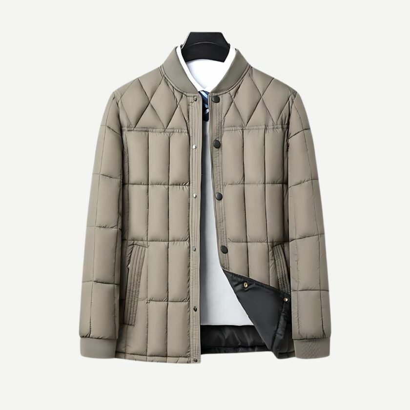 Giacca spessa da città per uomo su una gruccia, indossata sopra una camicia bianca e una cravatta.