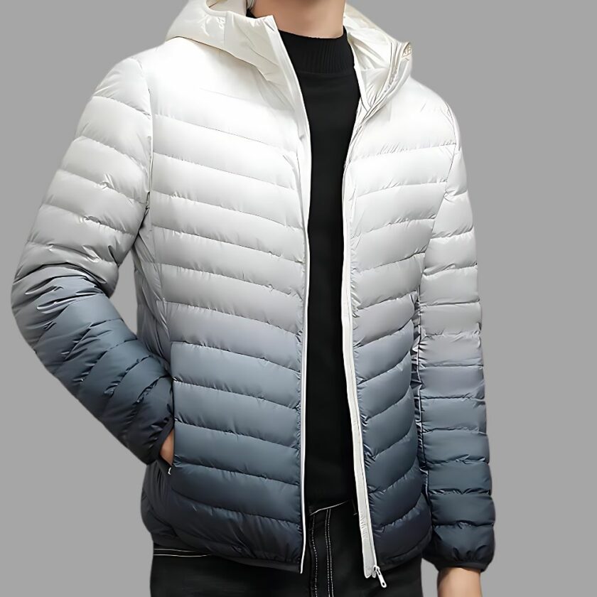 Un piumino ultraleggero da uomo bianco e grigio, indossato con una mano nella tasca destra