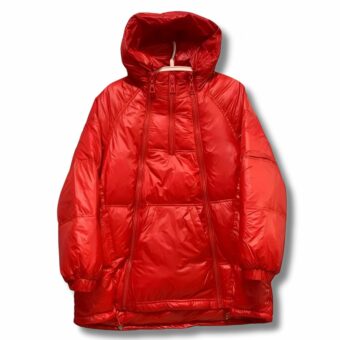 Giacca da donna rossa brillante con cappuccio e ampie tasche, vista frontale su gruccia, che mostra il dettaglio della zip e la vestibilità ampia.