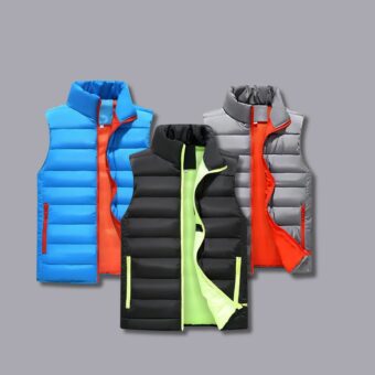 Tre piumini smanicati da uomo bicolore in blu, nero e grigio, con interni a contrasto in arancione, verde neon e rosso.